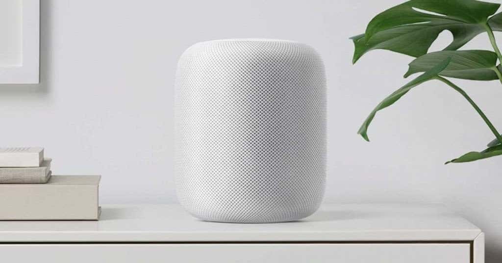 Apple HomePod blanco sobre una mesa